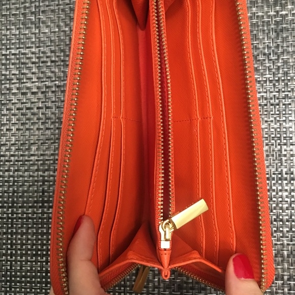 Tory Burch Robinson Zip Leather Continental Wallet - Picture 2 of 5